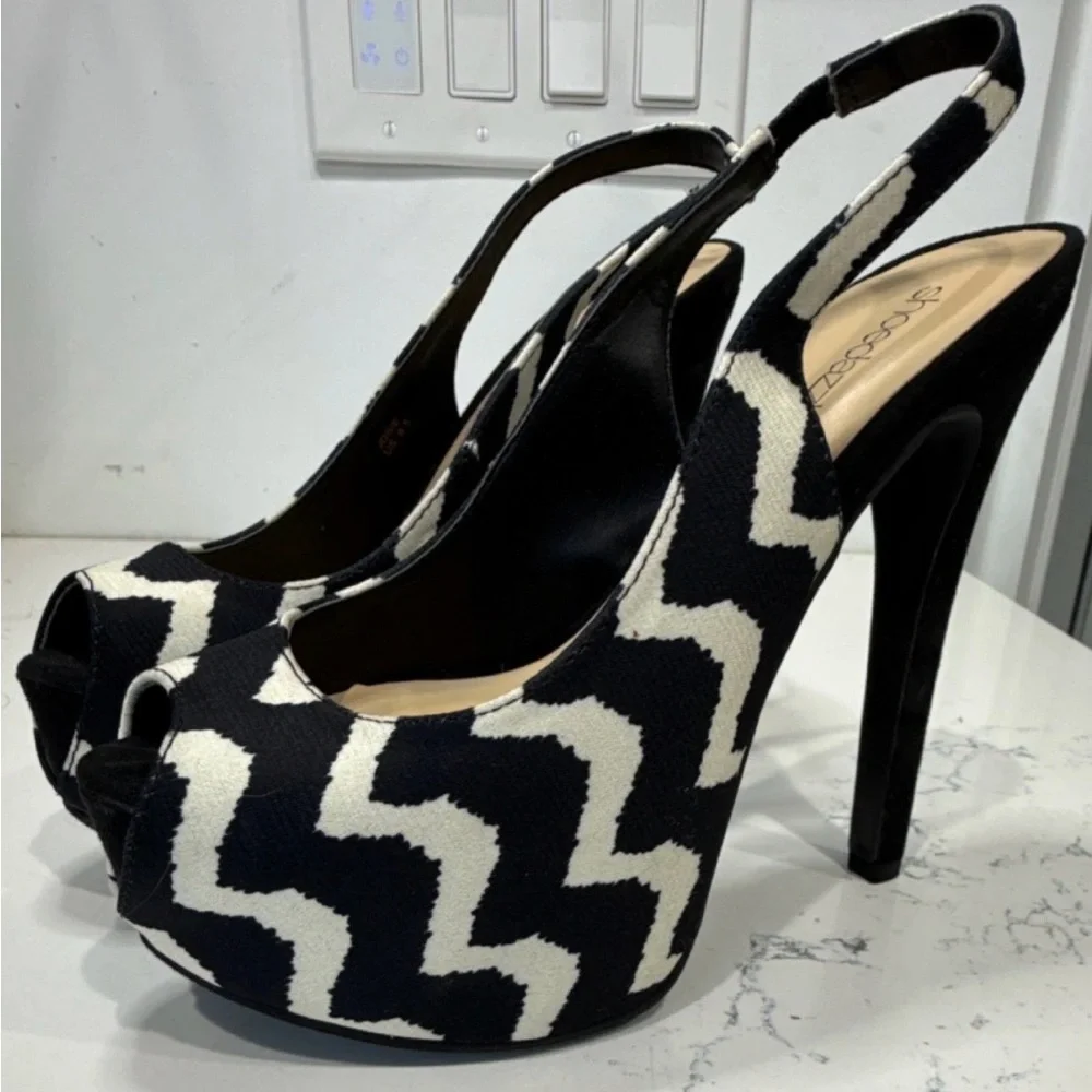 NWOT Shoe Dazzle 6” size 6 Black & White Chevron Peep-Toe Slingback Platforms‎